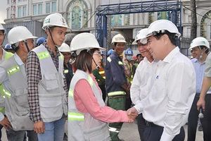 Chủ tịch UBND TP.HCM chúc tết công nhân tuyến đường sắt đô thị số 1