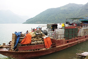 Chợ phiên độc đáo dọc sông Ðà