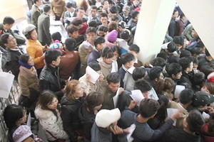 Sau tết, chen nhau làm hộ chiếu qua Lào, Thái Lan lao động