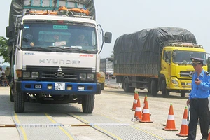 CSGT, TTGT cho xe quá tải qua trạm cân
