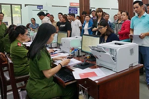 Đông người làm thẻ căn cước công dân