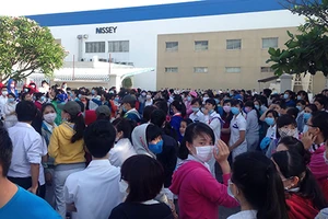 Gần 3.000 công nhân ngừng việc đòi tăng phụ cấp