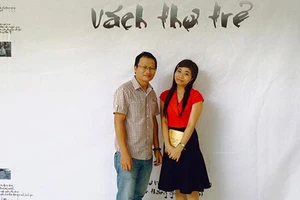 Đi coi diễn thơ, chụp ảnh vách thơ ở Sài Gòn