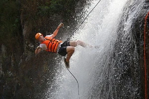 Phóng viên đu dây vượt thác Datanla