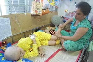 Hãy để bệnh lại cho mẹ!...