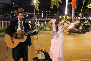 Anh công nhân làm nghệ sĩ đường phố Sài Gòn