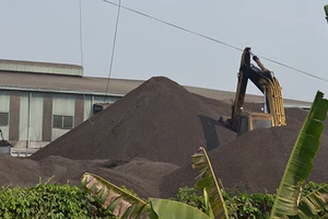 Dân khốn khổ vì bụi than