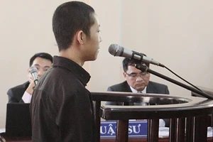 Vụ HS 15 tuổi tạt acid trưởng CA xã: Bị cáo được giảm hai năm tù