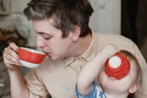 Thông điệp từ những ông bố bế con…