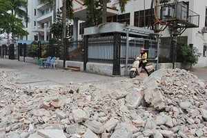 Chi cục Thuế Hạ Long bị đổ xà bần ‘khủng bố’