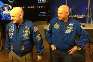 Cặp song sinh người trong vũ trụ, kẻ ở Trái đất 