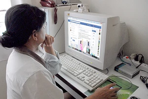 Vì sao không nên đăng ảnh con lên Facebook?