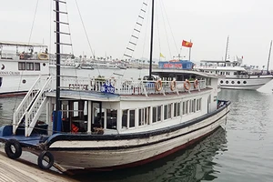 Chủ tàu du lịch bị ‘trói’ với người bán hàng rong