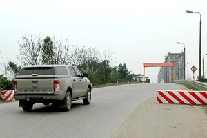 Dân bức xúc vì bị chặn cầu 