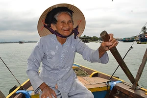 ‘Cụ bà đẹp nhất thế giới’ vẫn chèo ghe