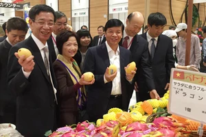 Thủ tướng, đại sứ tiếp thị hàng Việt