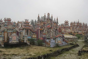 Làm mộ to vì ‘tức nhau tiếng gáy’