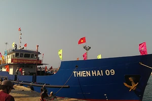 Bàn giao tàu hậu cần 250 tấn cho ngư dân Lý Sơn