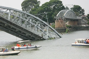 Cầu Ghềnh sập do tài công... bận việc