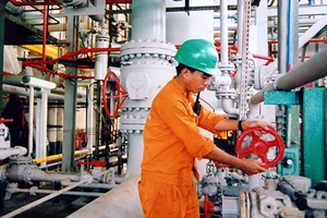 Dầu lao dốc, có nên dừng khai thác?