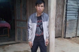 Cha bị búng điếu thuốc vào mặt, con bị kích động mạnh?