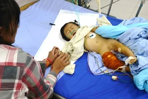 Nghịch súng, bé trai ba tuổi bắn trúng bé chín tháng tuổi