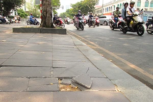 Chi 1.000 tỉ đồng lát đá vỉa hè: Người nghèo mua áo vest mặc chơi!