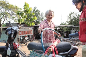 Cụ già cho nước miễn phí giữa vùng hạn mặn