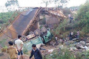 Xem xét khởi tố vụ xe tải làm sập cầu sắt ở Đắk Lắk