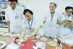 Bệnh viện tìm cha mẹ bé gái bị bỏ rơi