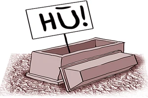 Hù dọa nhau bằng quan tài