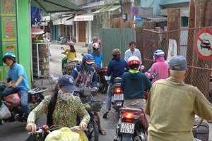 Dân trợt, té vì đào đường nhếch nhác