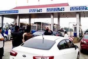 Trạm thu phí đặt không hợp lý, giao thông hỗn loạn