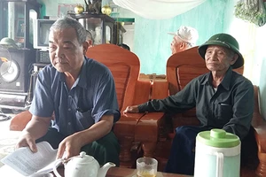 Cán bộ xã cất tủ 175 giấy đỏ của dân