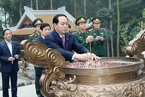 Chủ tịch nước Trần Đại Quang dâng hương tại Khu di tích K9