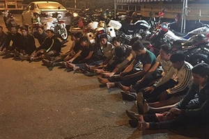  ‘Quái xế’ chạy mô tô phân khối lớn ép xe CSGT