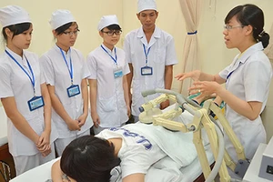 Tốt nghiệp Trung y được phân công nhiệm vụ làm bác sĩ là đúng