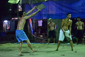 Đi xem bóng chuyền ‘đầu - cánh - cổ’ ở Sài Gòn