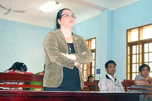 Trả ô tô biếu giám đốc sở là không đúng