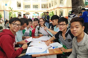 Khó cấm sinh viên bình luận dung tục