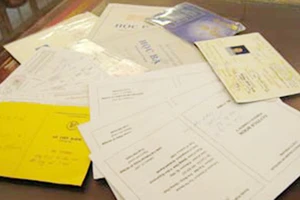 Bắt giữ hai mẹ con tham gia làm giả giấy tờ để đi... du học