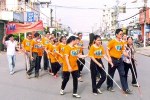 Người mù đi trước rước người đồng cảnh theo sau