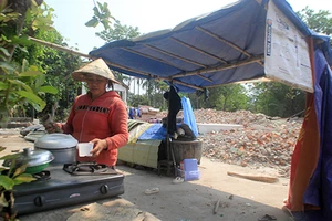 Đập nhà, dựng lều để ở vì… tin cán bộ