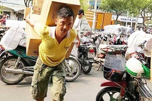 Hiệp sĩ bốc xếp ở chợ Bình Tây