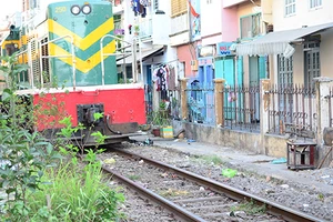 Hành lang đường sắt treo. cả ngàn nhà dân "treo" theo