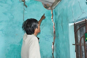 Hút cát khiến hàng chục ngôi nhà nứt toác