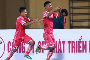 Sài Gòn - Long An: 8.000 người ở sân Thống Nhất