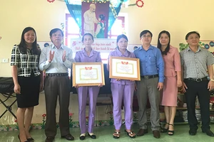 Khen thưởng hai cô giáo dũng cảm cứu trò bị ong rừng tấn công