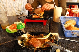 Thịt heo, xúc xích… ngoại đổ bộ quán bình dân Sài Gòn 