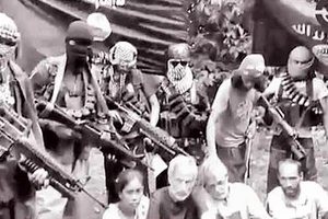 Không được tiền chuộc, phiến quân Abu Sayyaf giết con tin Canada 